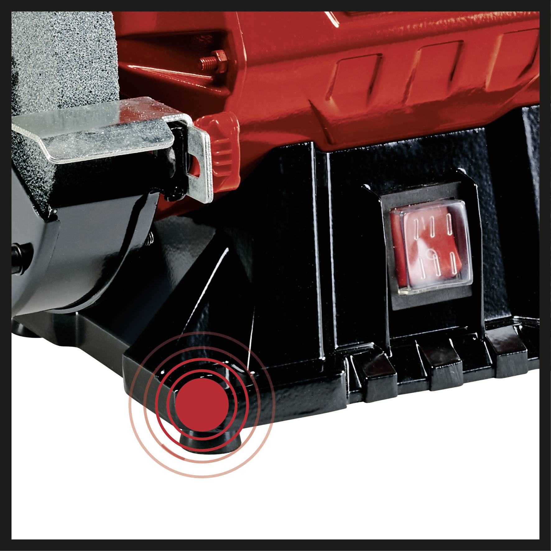 Machine à meuler en gros plan, montrant la meule et l'interrupteur marche/arrêt. Principalement colorée en rouge et noir.