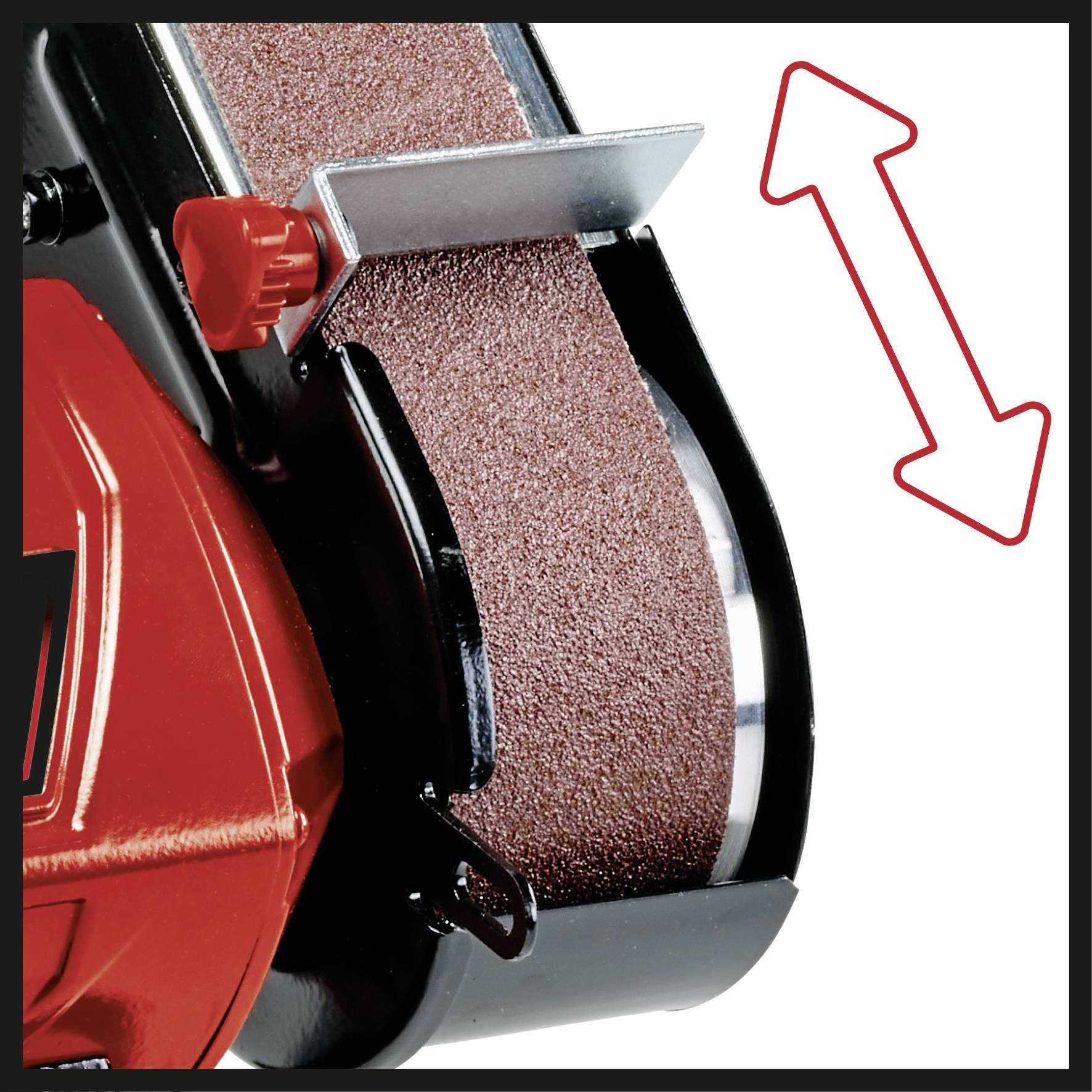Meuleuse avec bande abrasive rotative, une flèche indique le sens de rotation. Boîtier rouge et protection métallique visibles.