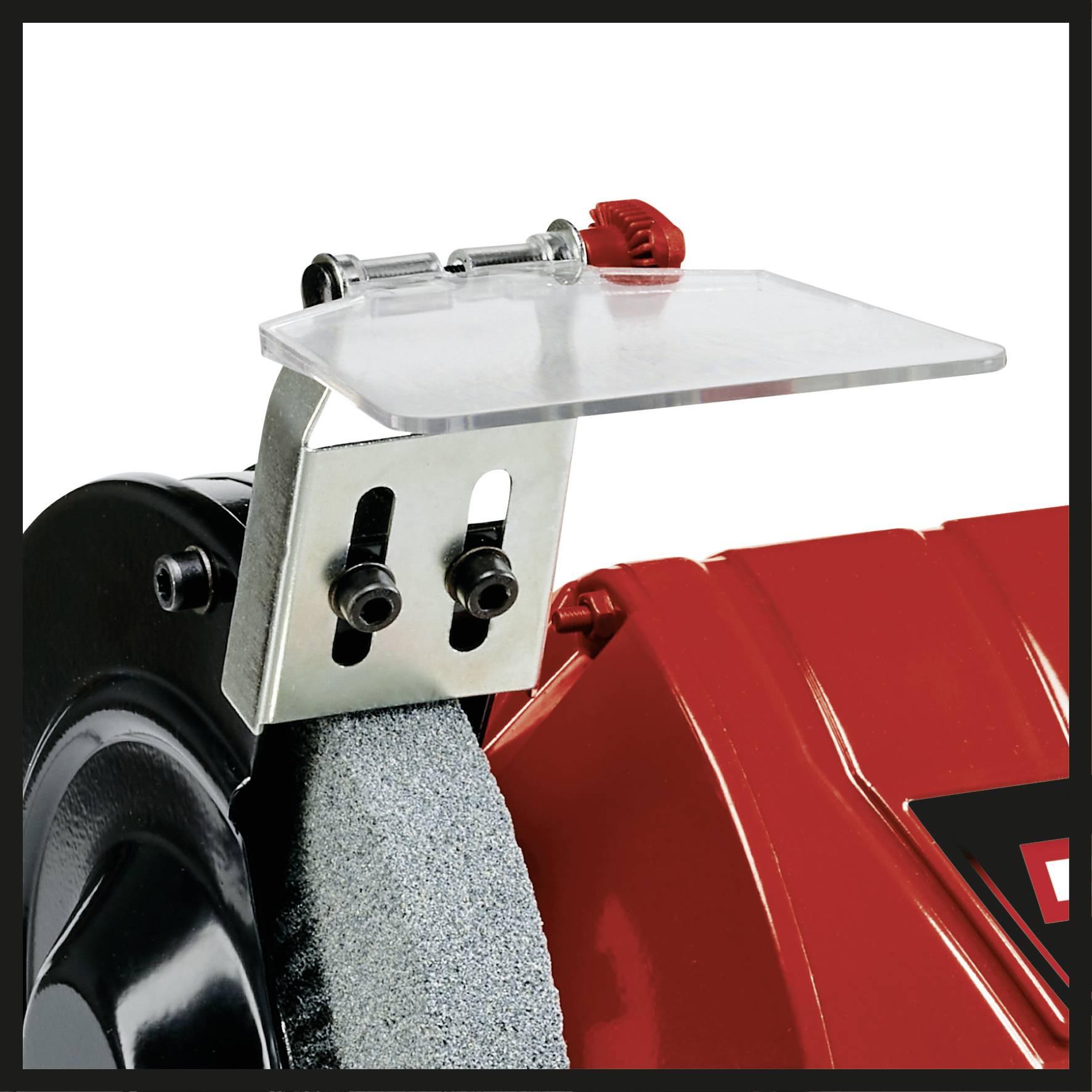 Un appareil de meulage de table rouge avec un capot de protection au-dessus du disque de meulage et un bouton de réglage sur le dessus.