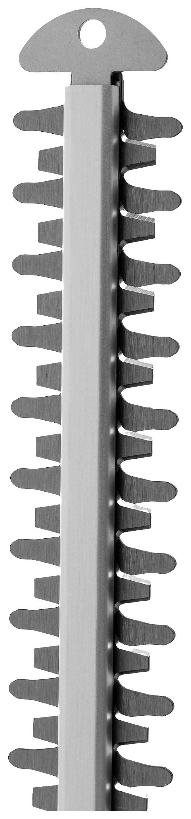 Une lame de taille-haie argentée avec plusieurs dents dentelées le long du tranchant, positionnée verticalement.