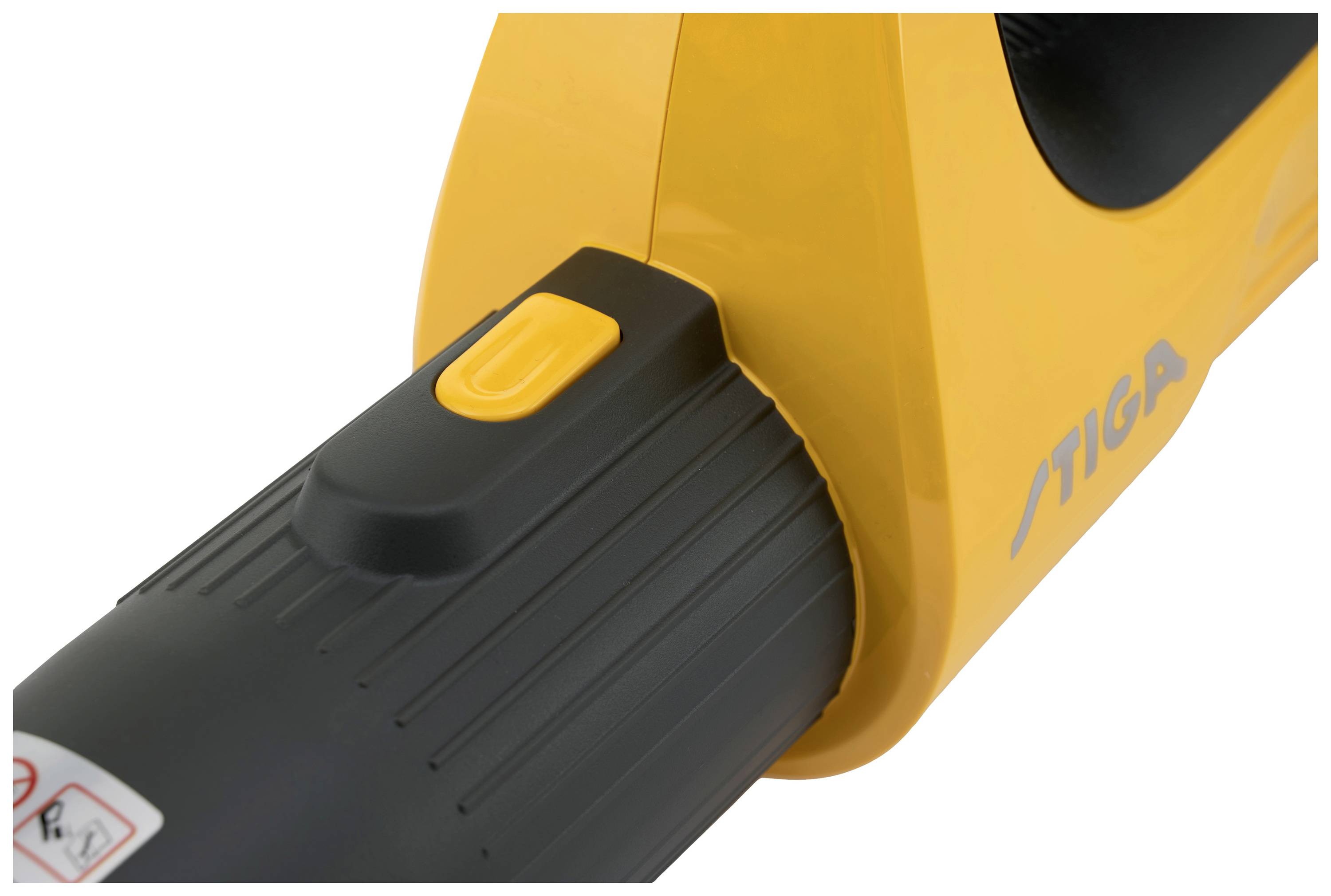Un détail d'un appareil électrique jaune avec une poignée noire et un interrupteur jaune. L'appareil porte l'inscription 'Stiga'.