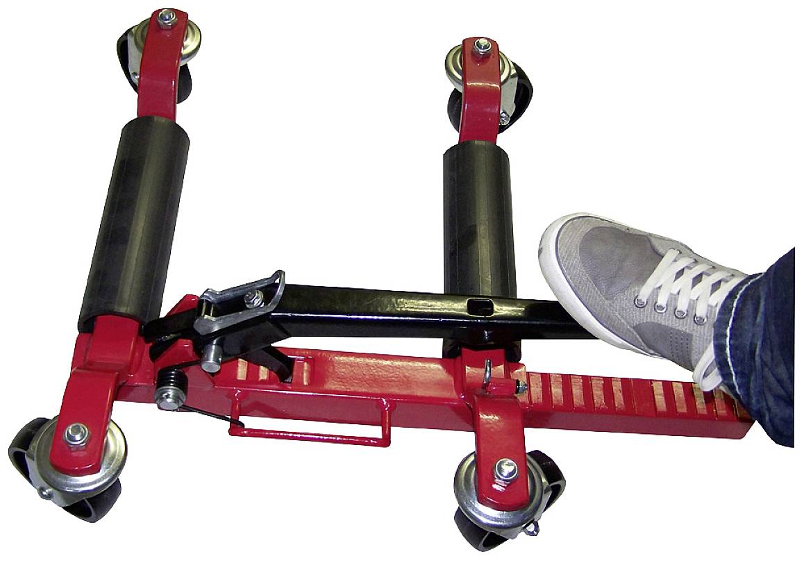 Cric roulant rouge avec levier noir, roues verrouillables et support noir en caoutchouc. Le pied appuie sur le levier pour activer le mécanisme.