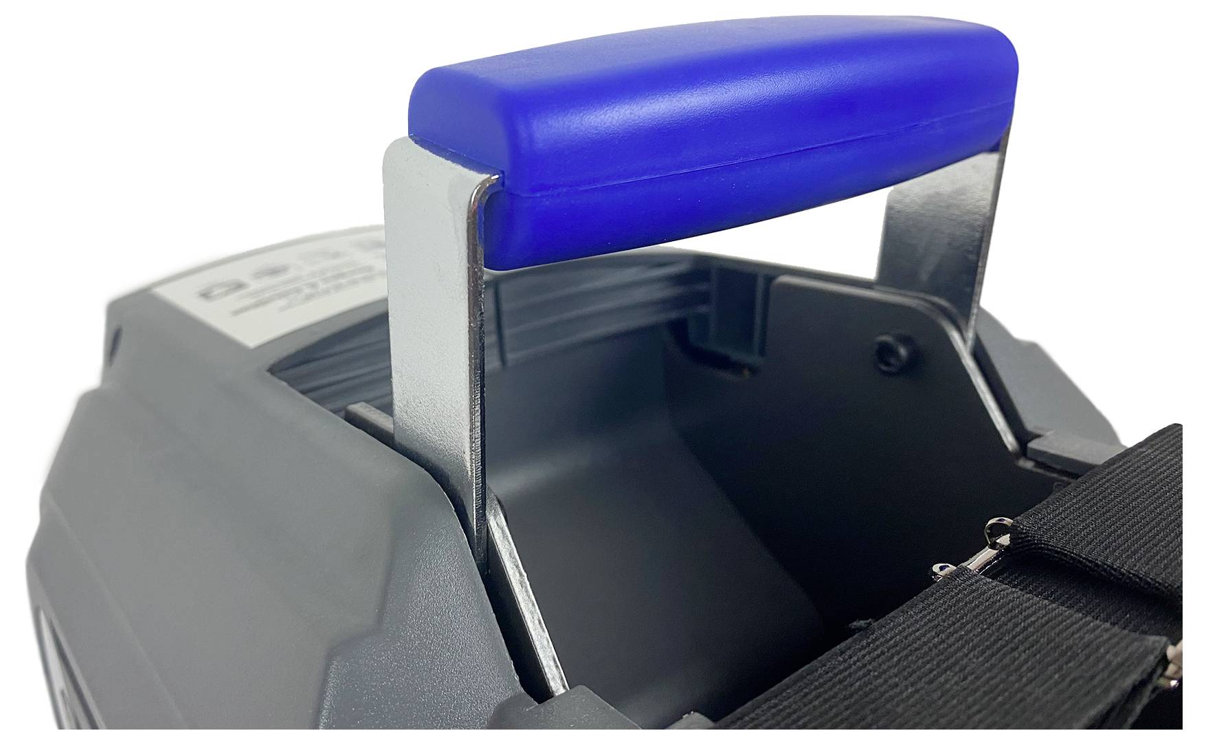 Un conteneur gris avec une poignée bleue et des supports métalliques. La poignée est positionnée en haut et conçue pour un transport facile.