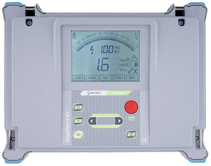 Un appareil de mesure électrique gris avec un affichage numérique indique '100 kV'. Au-dessous, des interrupteurs et des touches de commande sont présents.