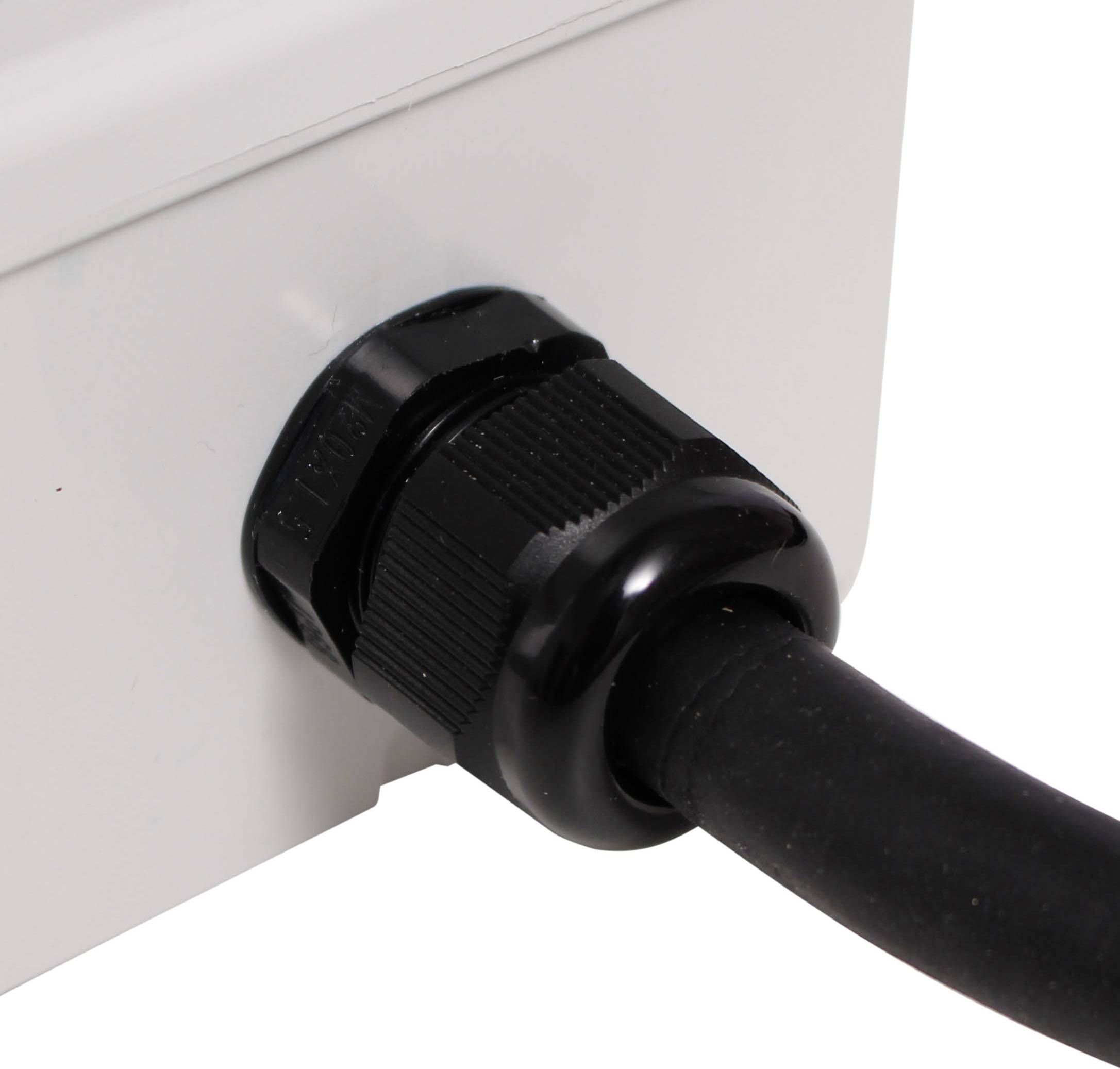 Gros plan sur un câble noir passant à travers un presse-étoupe dans un boîtier blanc.