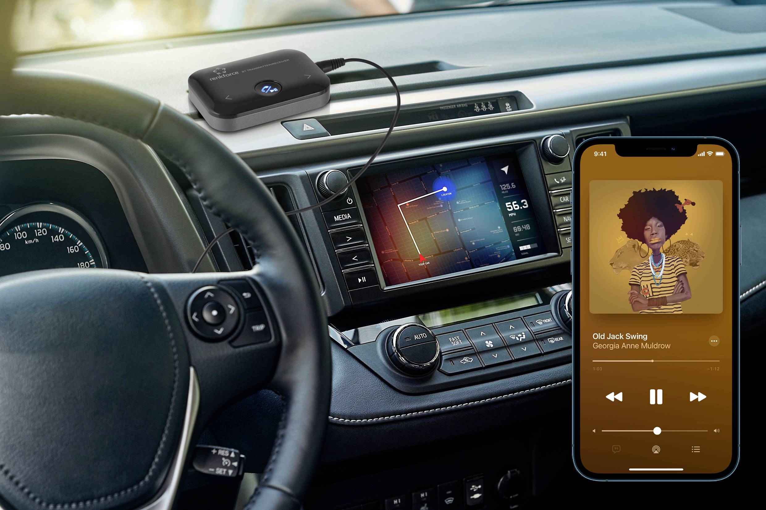 Un tableau de bord de voiture avec un système de navigation à écran tactile, connecté à un smartphone qui diffuse de la musique de 'Old Jack Swing'.