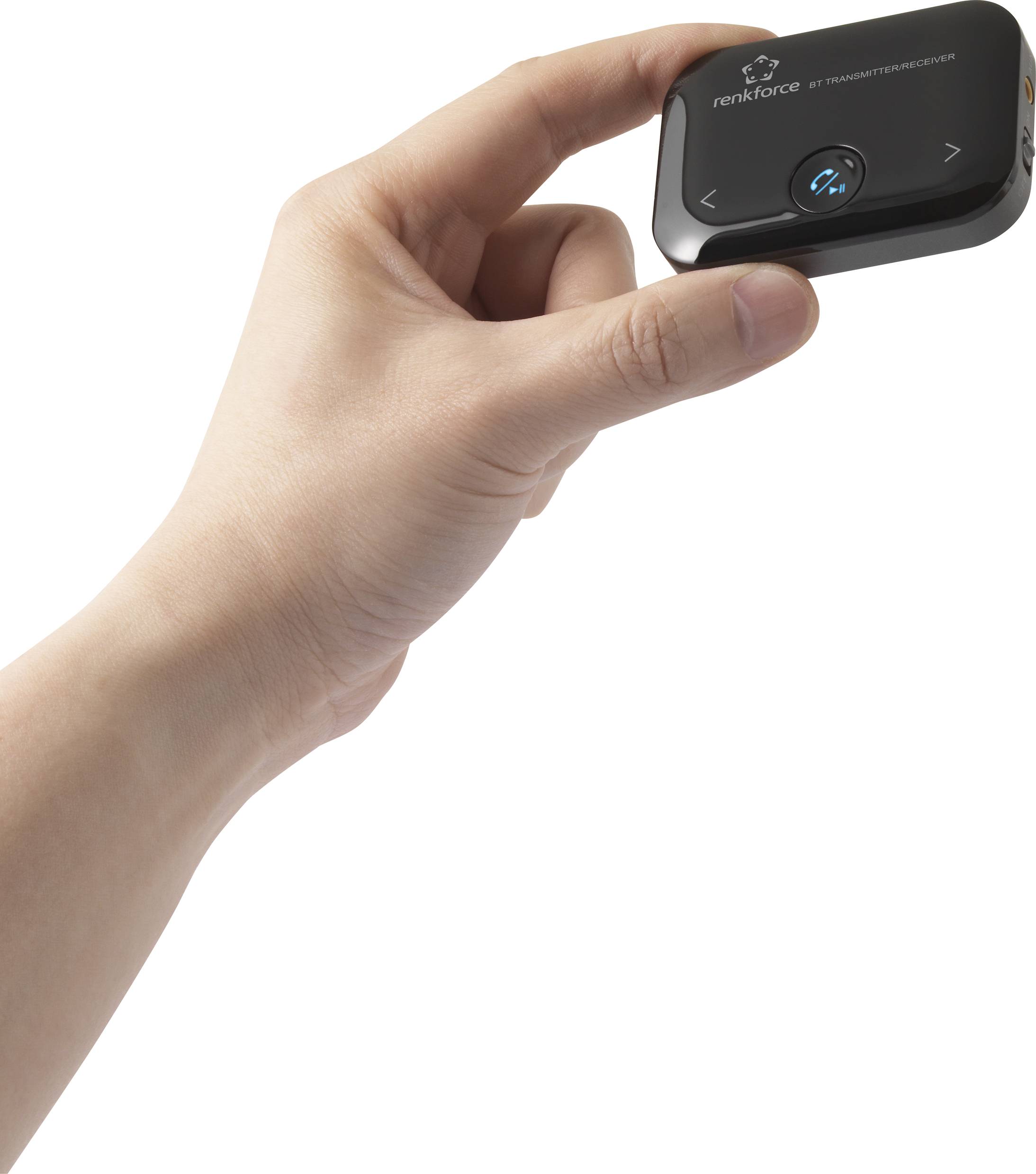 Une main tient un petit appareil électronique rectangulaire noir avec un symbole bleu et un logo de marque dessus.