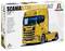Emballage d'une maquette du Scania S730 Highline 4x2, à l'échelle 1:24, présentant un modèle de camion détaillé jaune avec ses accessoires.