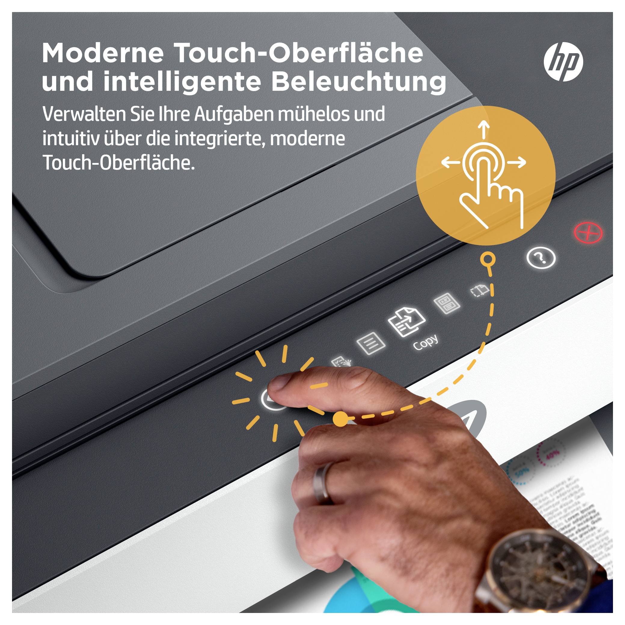 Panneau de commande imprimante HP montrant un doigt utilisant la surface tactile intégrée ; le texte allemand promeut « surface tactile moderne et éclairage intelligent ».