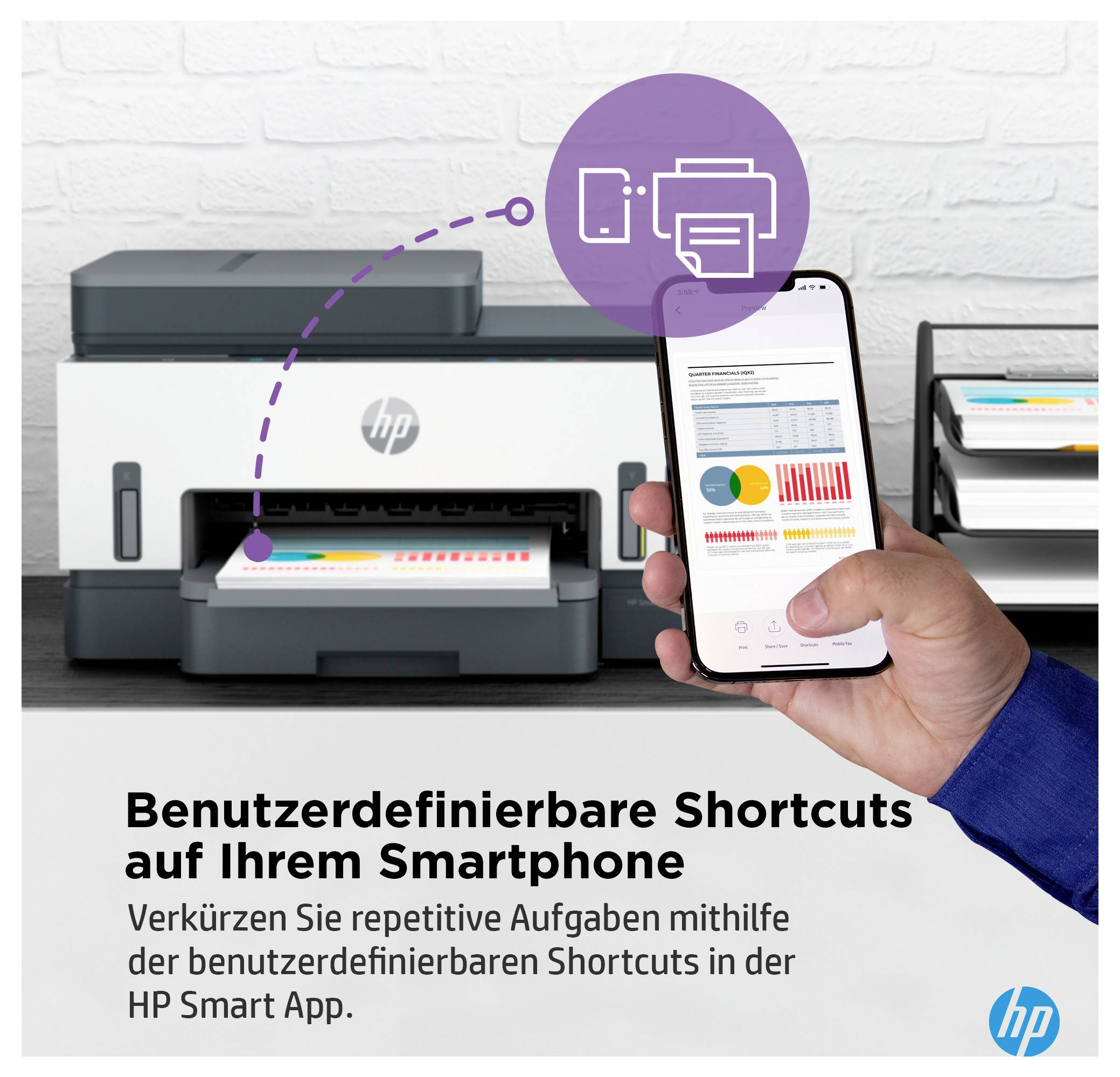 Imprimante HP imprimant depuis un smartphone avec contrôle par application ; le texte allemand promeut des raccourcis personnalisables dans l'application HP Smart pour accélérer les tâches répétitives.