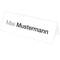 Badge nominatif avec l'inscription 'Max Mustermann', texte noir sur fond blanc.