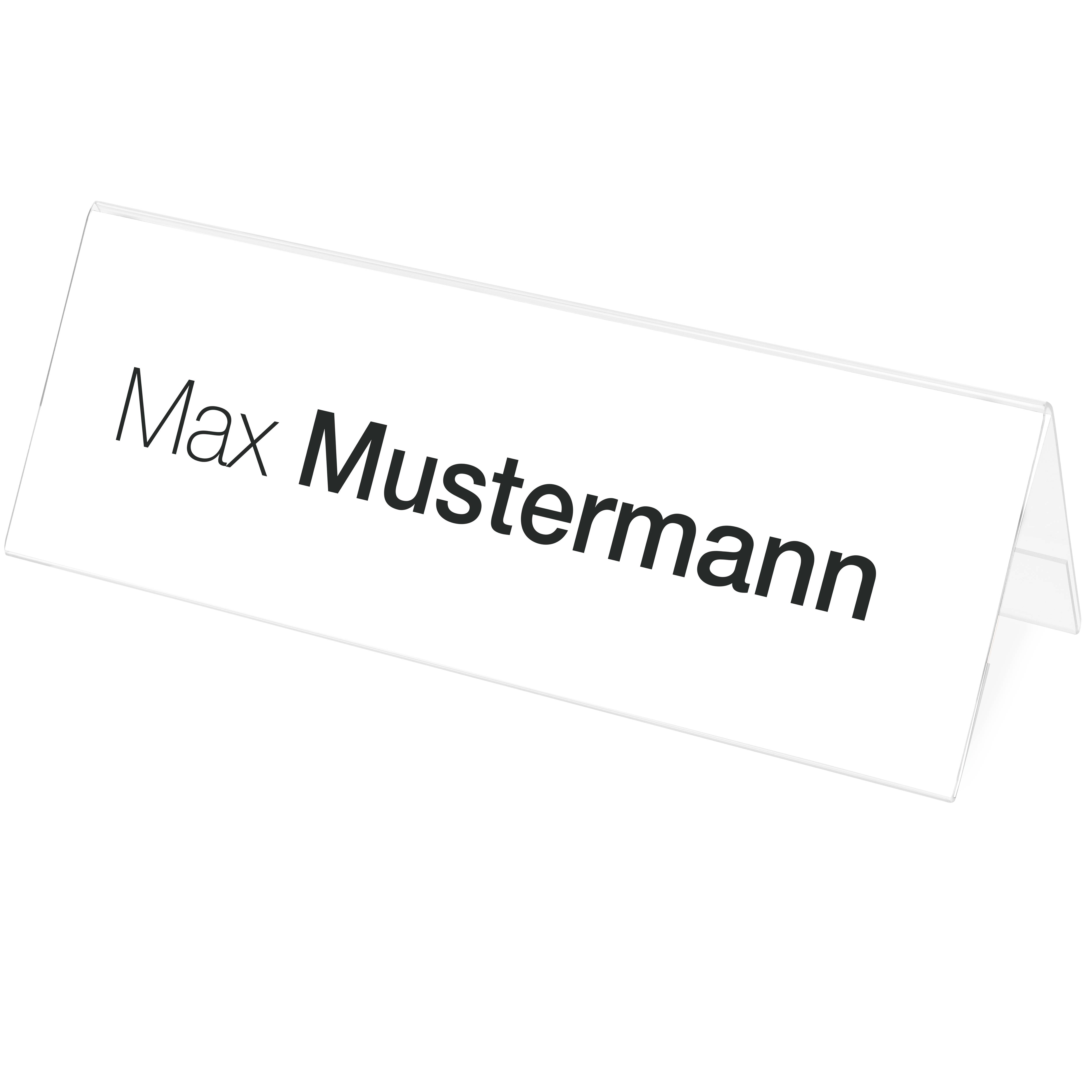 Plaque nominative portant l'inscription 'Max Mustermann' en lettres noires sur fond blanc.