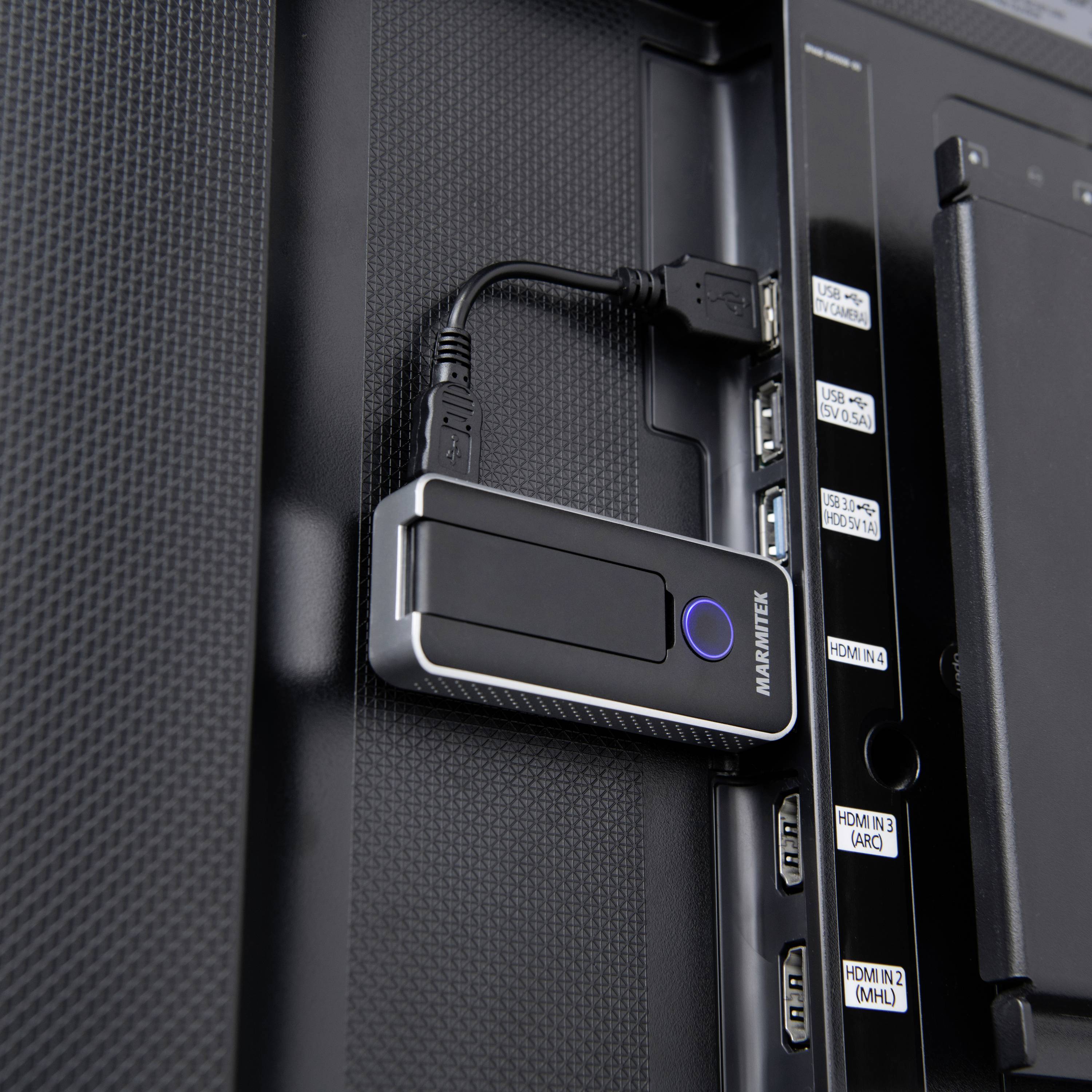 Une clé USB est branchée à un téléviseur à écran plat, près des ports HDMI à l'arrière du téléviseur.