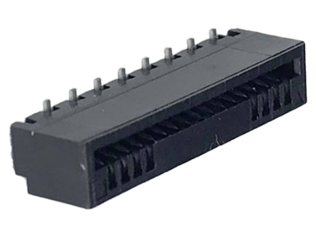 Connecteur électronique noir multibroches en gros plan pour circuit imprimé.