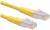 Câble réseau Ethernet jaune avec connecteurs RJ-45 aux deux extrémités, utilisé pour connecter des appareils réseau.