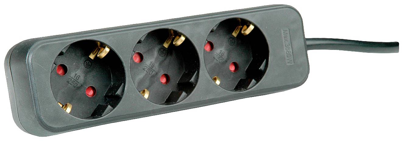 Une prise triple noire avec connexion de câble, adaptée aux fiches européennes.