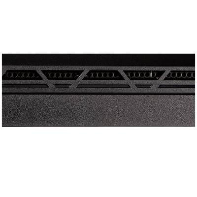 Gros plan sur une grille d'aération noire au motif géométrique.