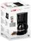 Une machine à café noire sur un emballage. Le texte sur l'emballage met en valeur la capacité, la consommation d'énergie et le logo de la marque.