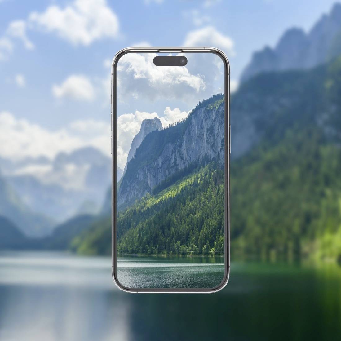 Un smartphone affiche un paysage numérique avec des montagnes et un lac qui reflète l'environnement réel.