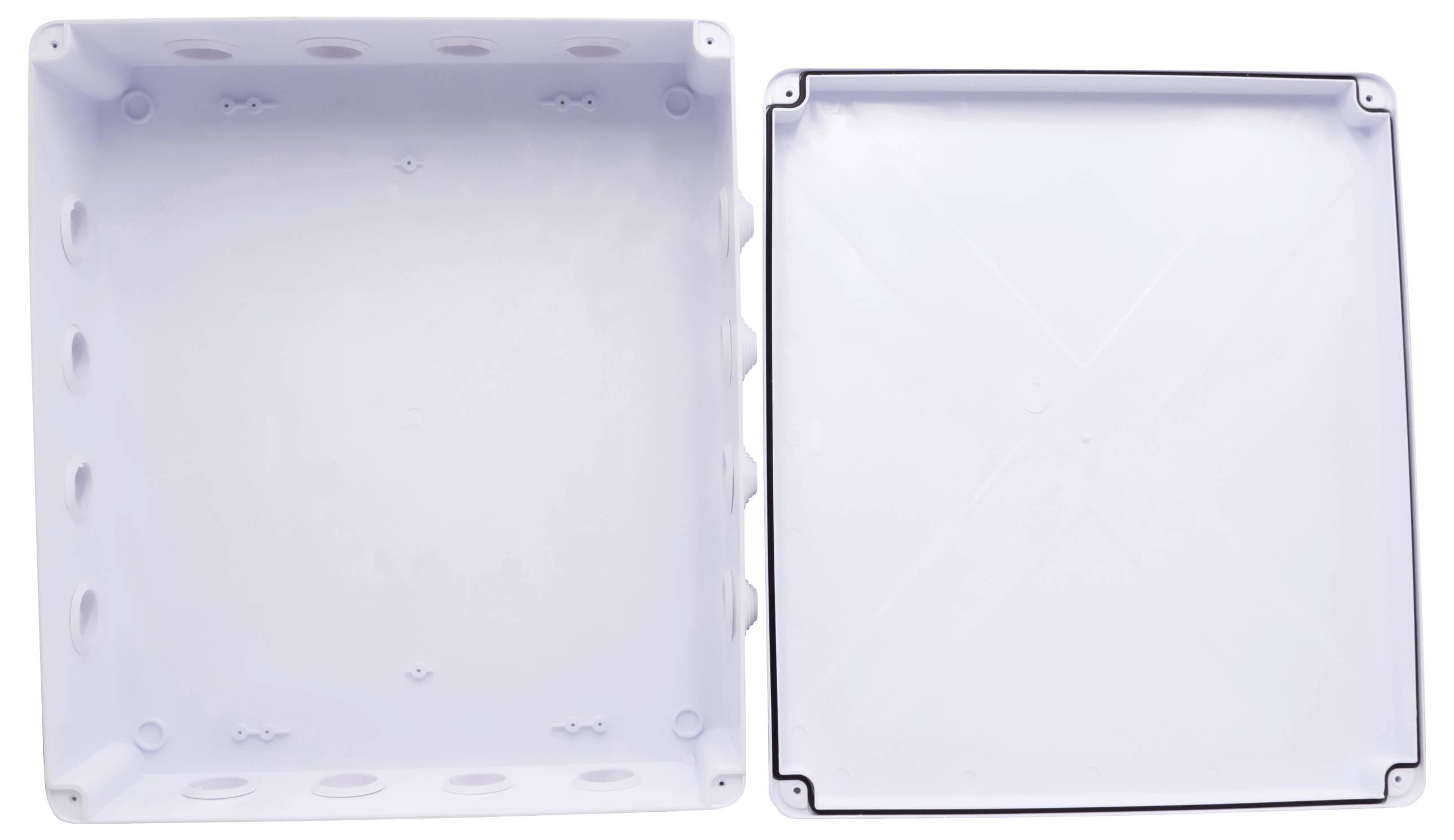 Boîtier et couvercle détaché, probablement destinés à contenir des composants électriques, blancs et rectangulaires.