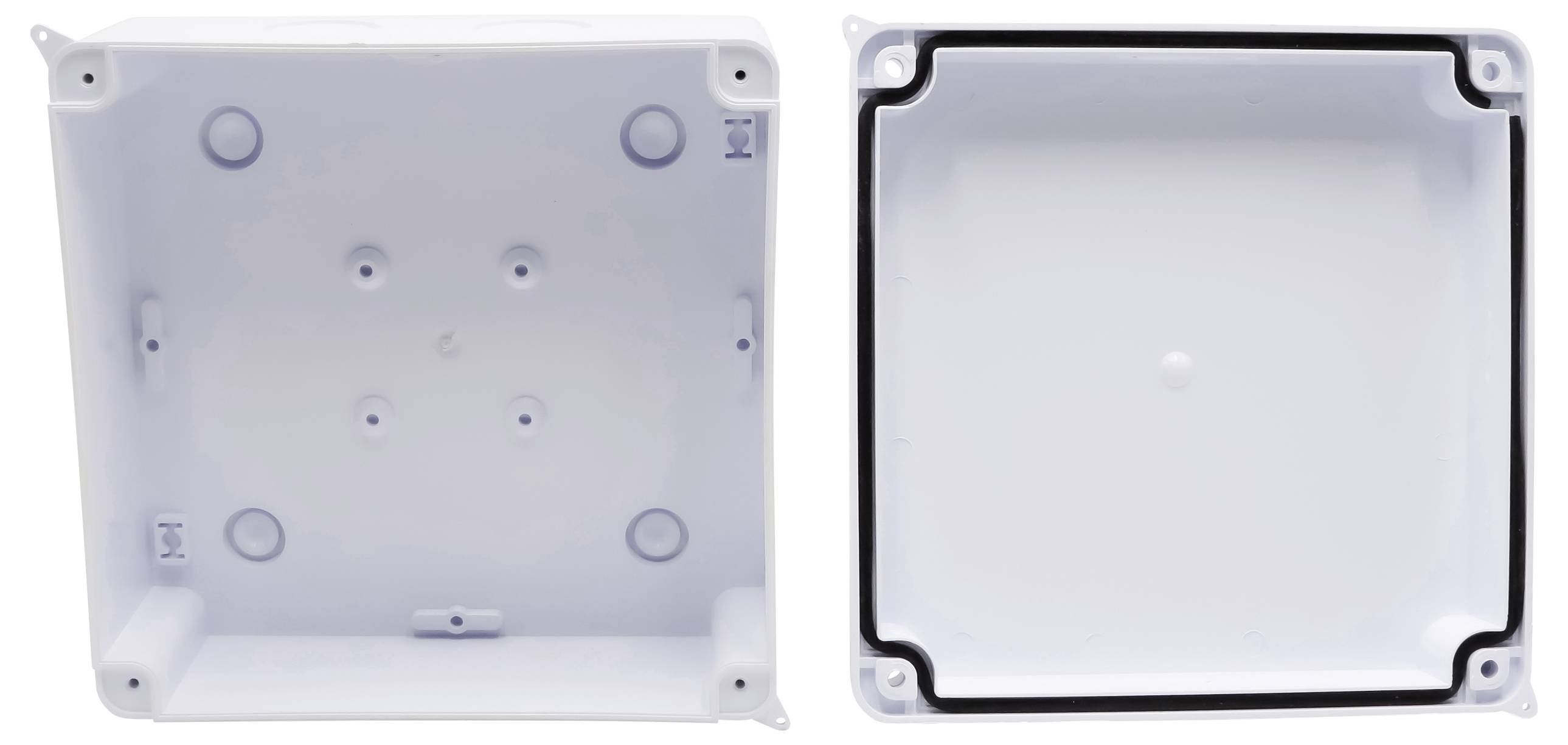 Boîtiers en plastique blanc, carrés, avec couvercles. Un avec joint d'étanchéité sur le bord, l'autre sans. Adaptés pour les installations électriques.