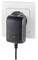 Un chargeur noir est branché dans une prise électrique blanche. Un voyant rouge sur le chargeur indique son activité.