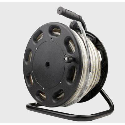 Une bobine de câble en plastique noir avec une bande lumineuse LED enroulée et une poignée noire.
