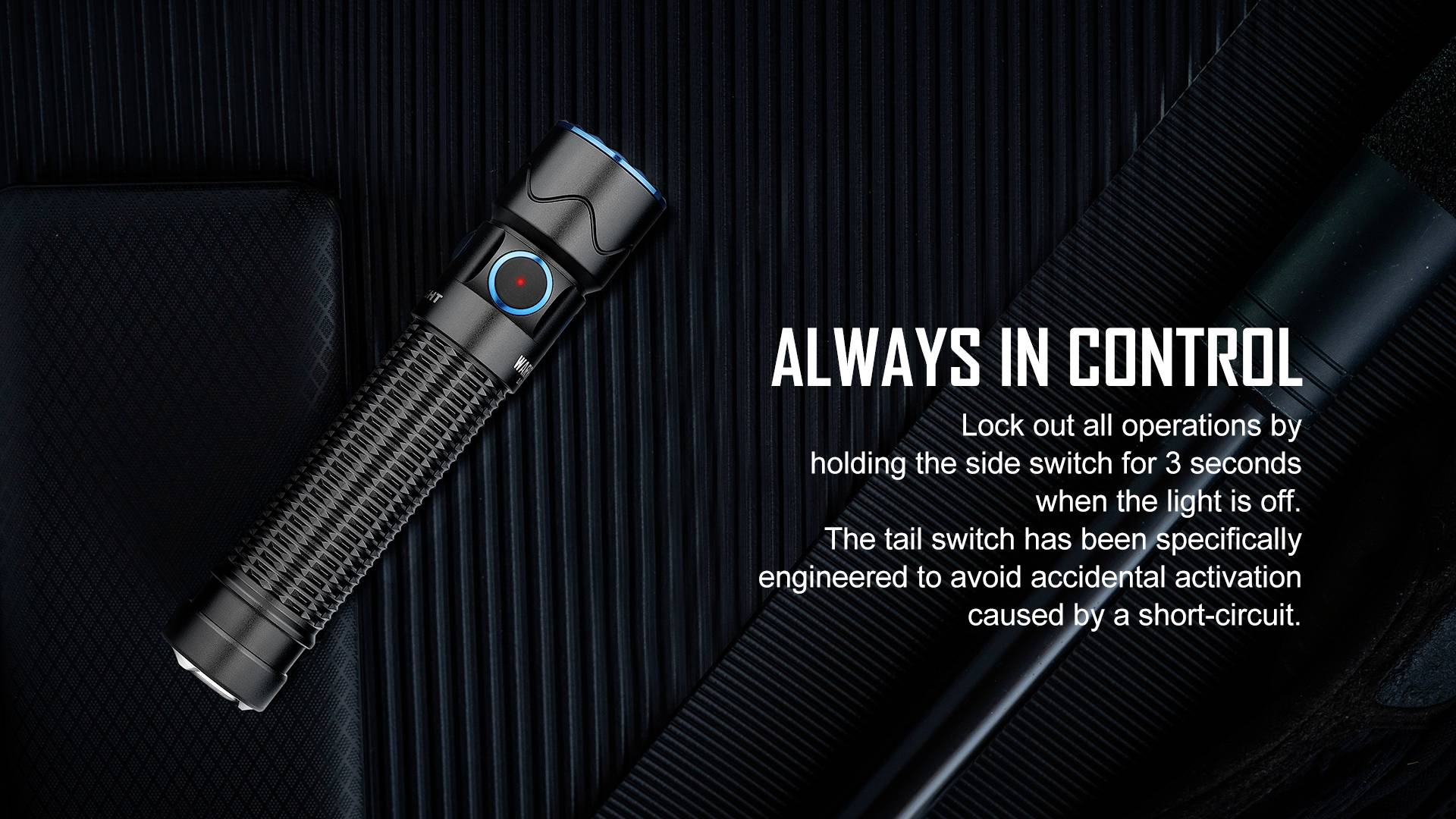 Sur l'image, une lampe de poche est placée sur un fond sombre avec le texte 'Always in Control' qui explique ses fonctionnalités.