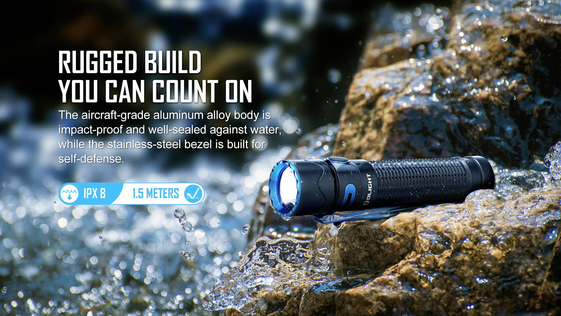 Traduction en français :<br><br>« Construction robuste, sur laquelle vous pouvez compter » illustrée avec une lampe de poche étanche posée sur un rocher, marquage IPX8 bleu.