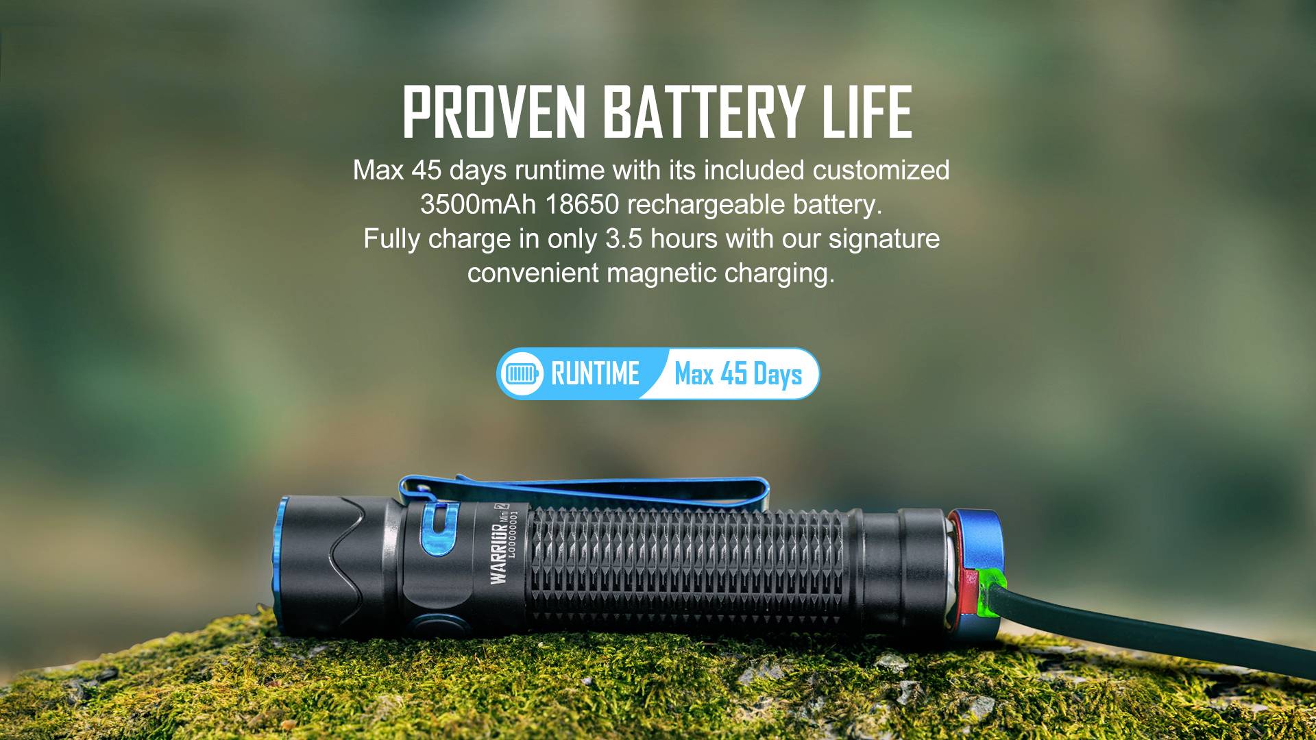 Lampe de poche sur de la mousse. Texte : 'Durée de vie de la batterie prouvée. Autonomie maximale de 45 jours avec sa batterie rechargeable 18650 personnalisée de 3500 mAh fournie.'