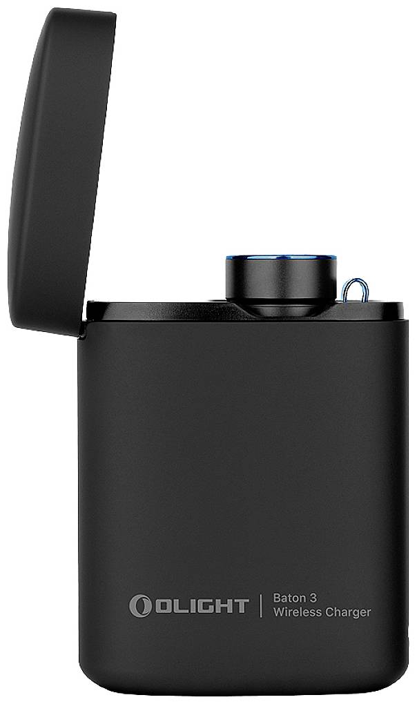 Une boîte de charge noire sans fil d'Olight, ouverte et contenant une petite lampe de poche, spécifiquement le modèle 'Baton 3'.