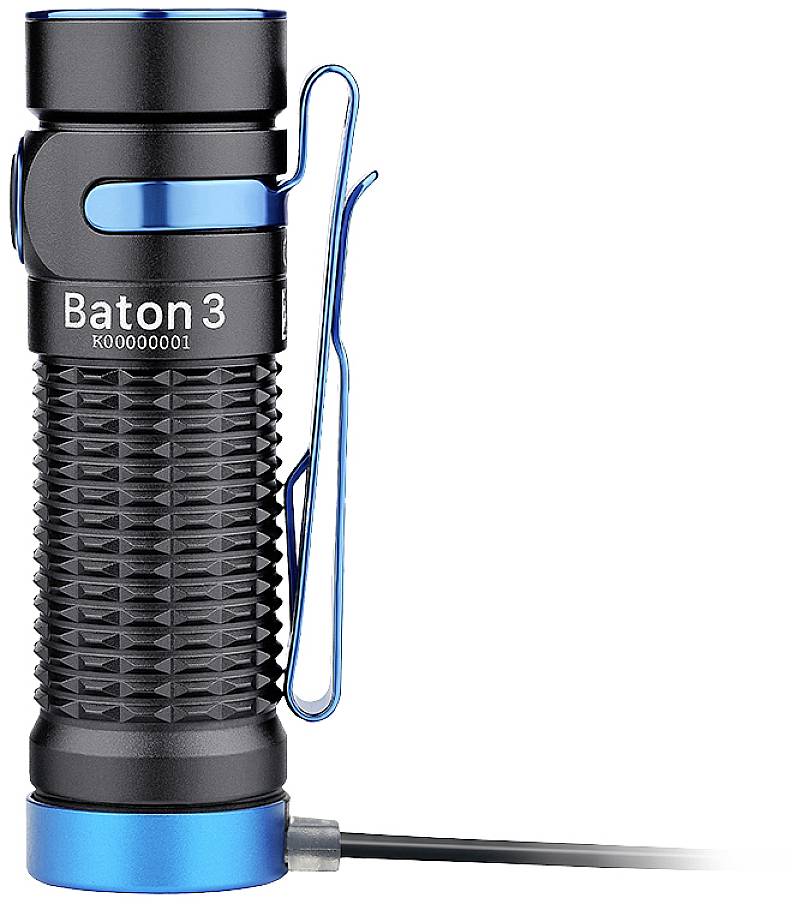 Lampe de poche noire et bleue avec clip, maintenue droite, connectée à son câble de charge. Modèle : 'Baton 3'.