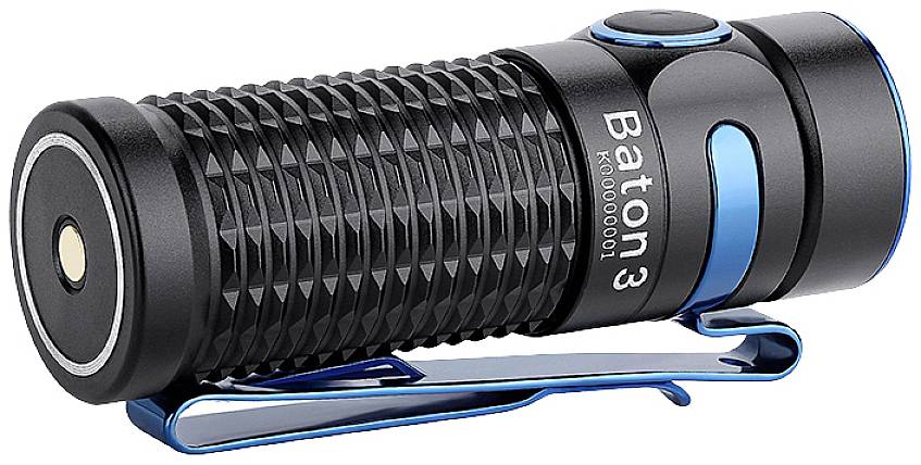 Une lampe de poche compacte, noire avec des accents bleus et une surface texturée. Le nom du modèle 'Baton 3' y est gravé.