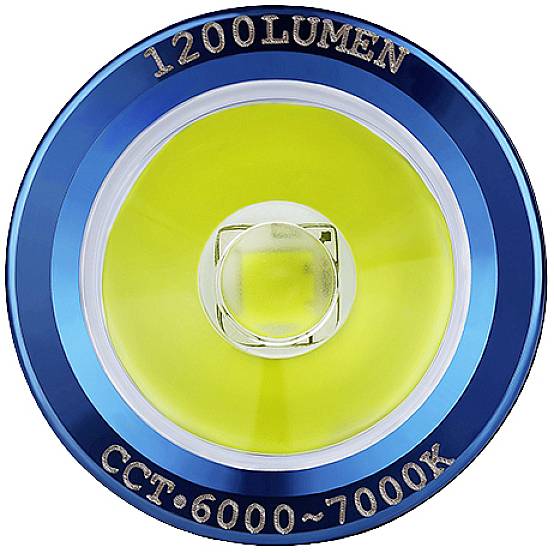 Vue sur une lampe LED portant l'inscription '1200 lumens' et 'CCT : 6000~7000K'. Couleurs dominantes bleu et jaune.