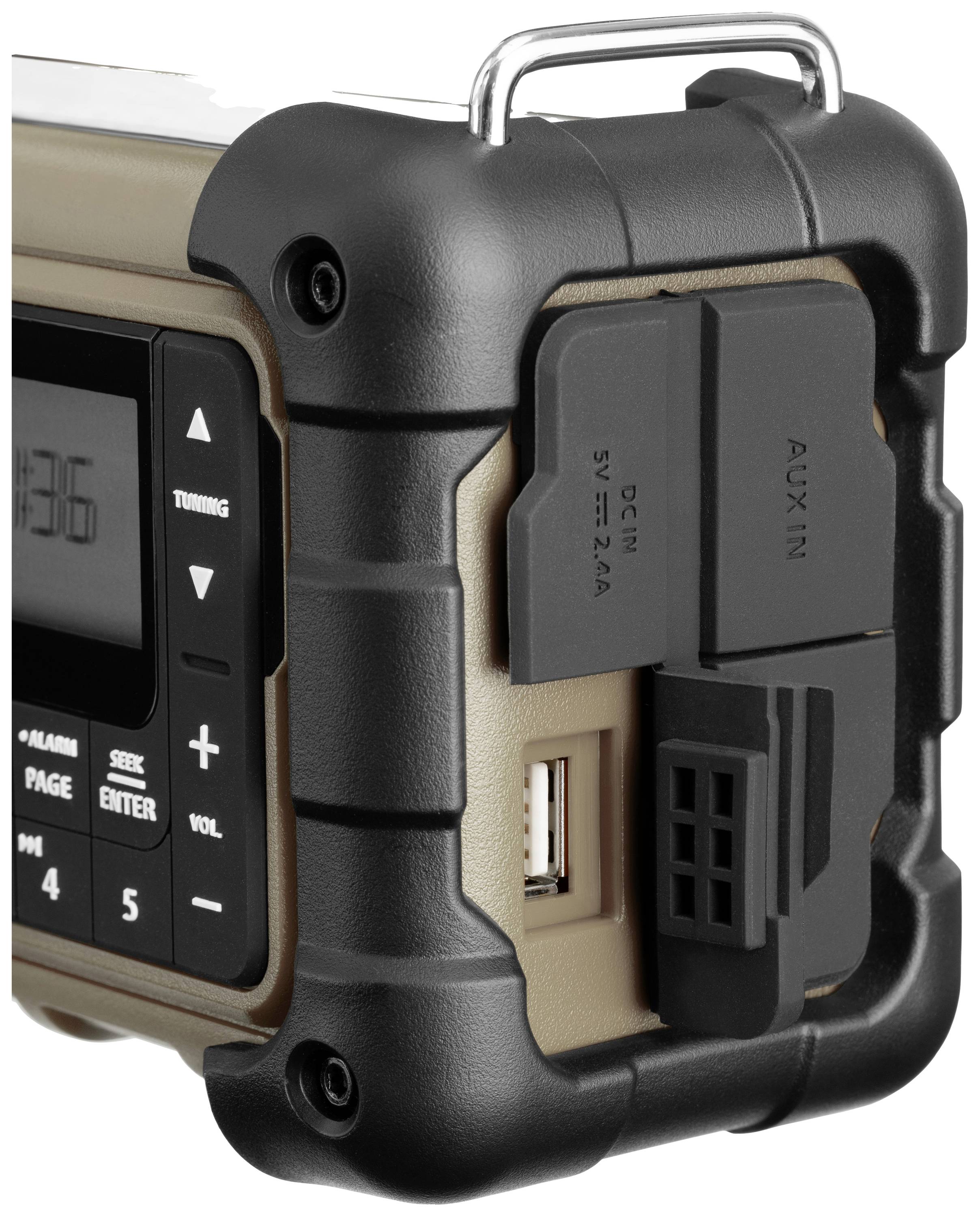 Une radio portable au boîtier robuste, montrant ses commandes et connexions, dont AUX et USB, pour la transmission de musique.