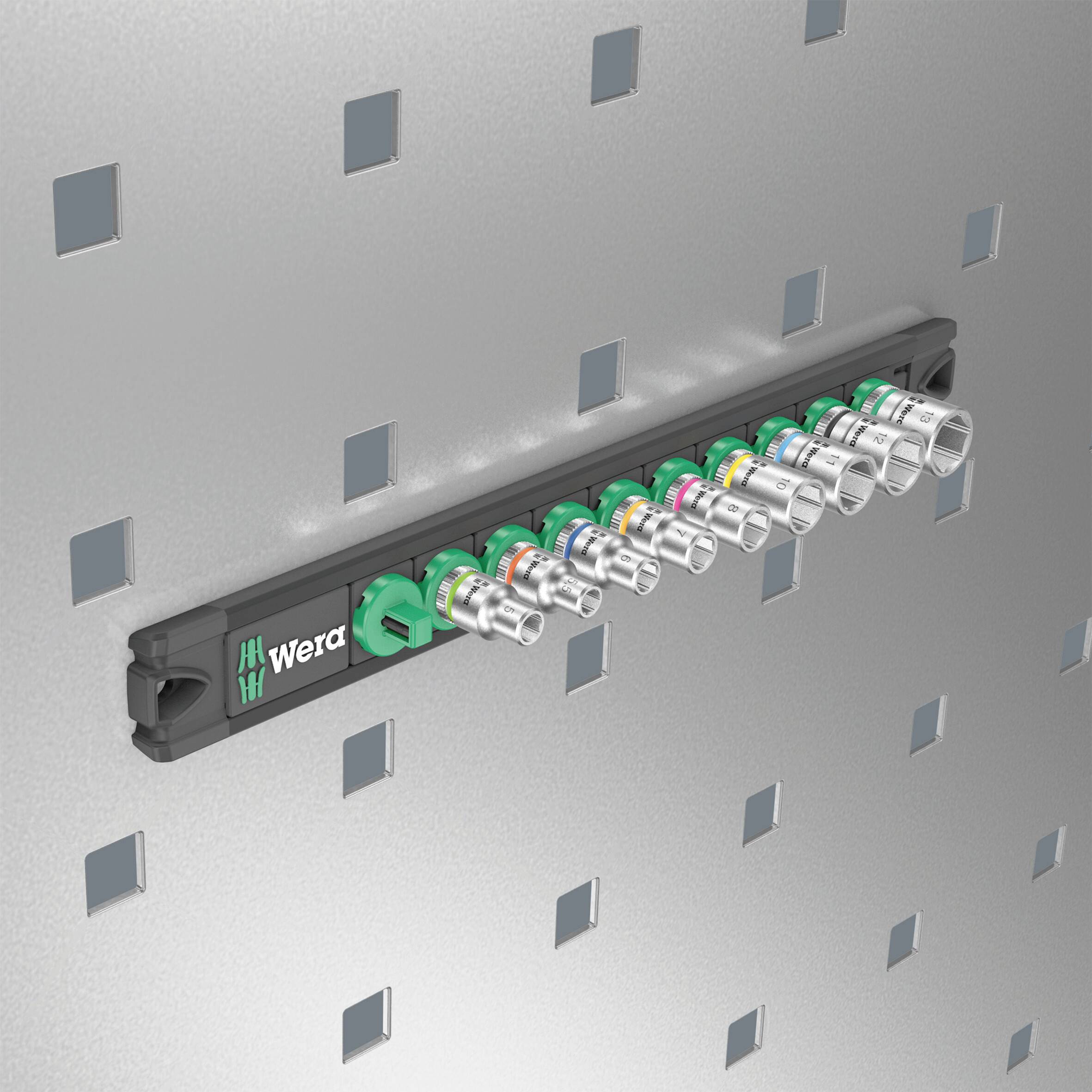 Sur une plaque perforée, on peut voir un support mural Wera avec plusieurs clés à cliquet alignées, adapté à l'organisation des outils.