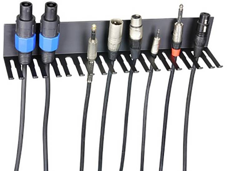Plusieurs câbles audio avec différents connecteurs sont suspendus de manière ordonnée à un support noir.