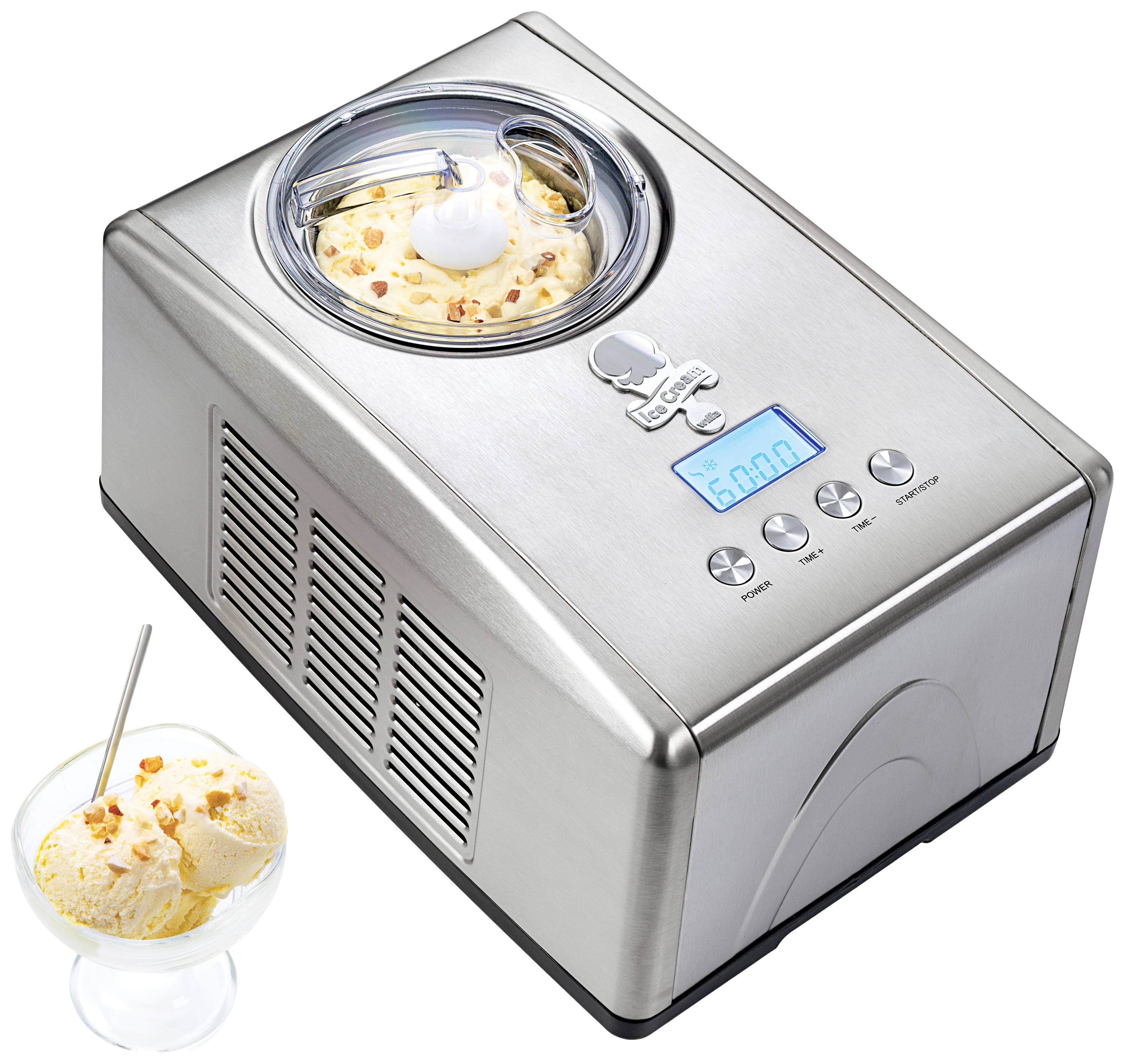 Machine à glace avec un affichage numérique indiquant '5:00'. À côté, un bol en verre contenant deux boules de glace et une cuillère.