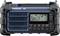 Radio portable Sangean DAB+ en noir, affichant la station '90ELF' sur l'écran lorsqu'il est allumé, avec des touches de réglage des stations.