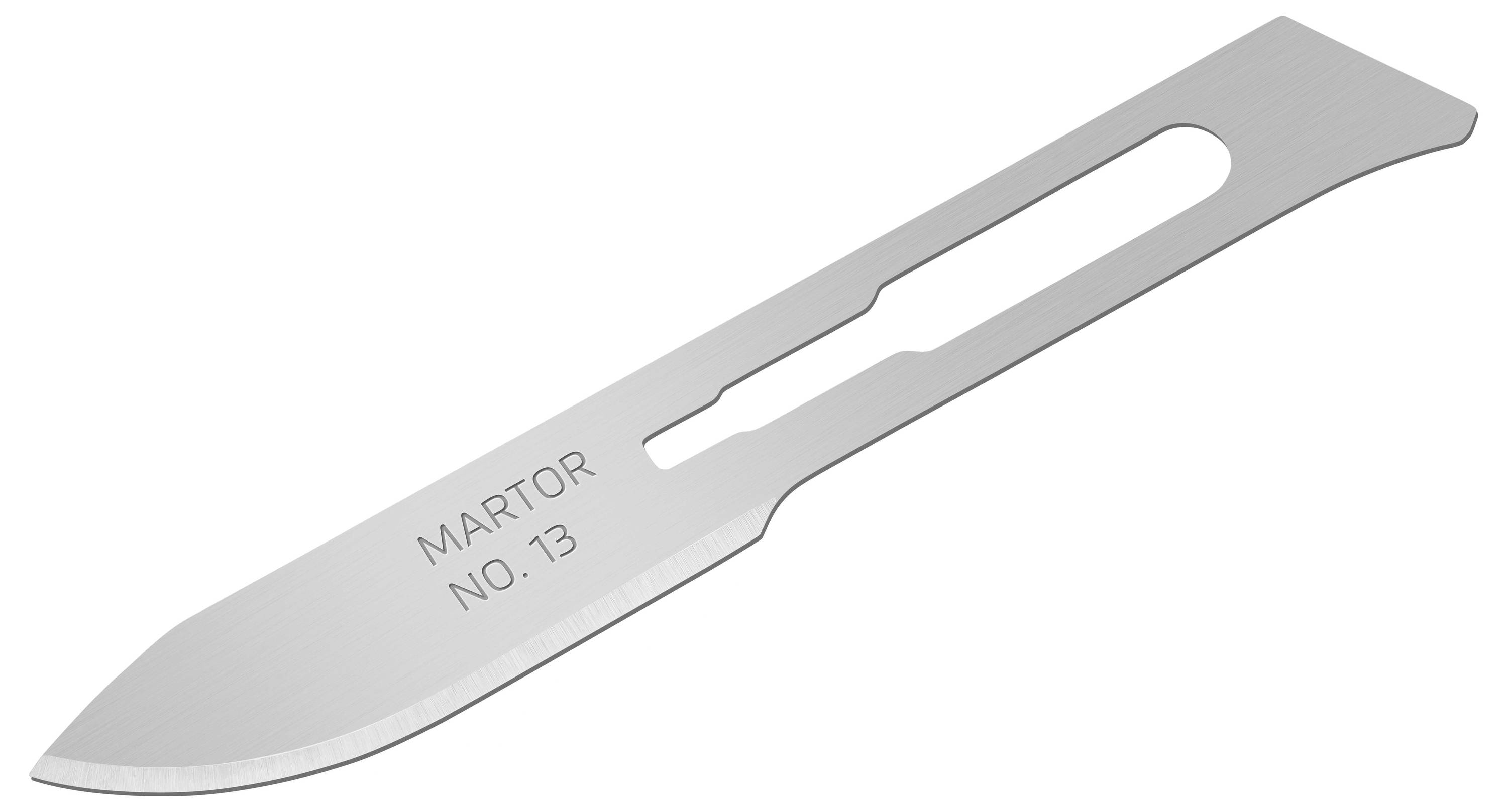 Lame de scalpel, marquée 'MARTOR NO. 13', en métal, adaptée aux travaux de coupe précis, avec encoche pour une prise en main sécurisée.