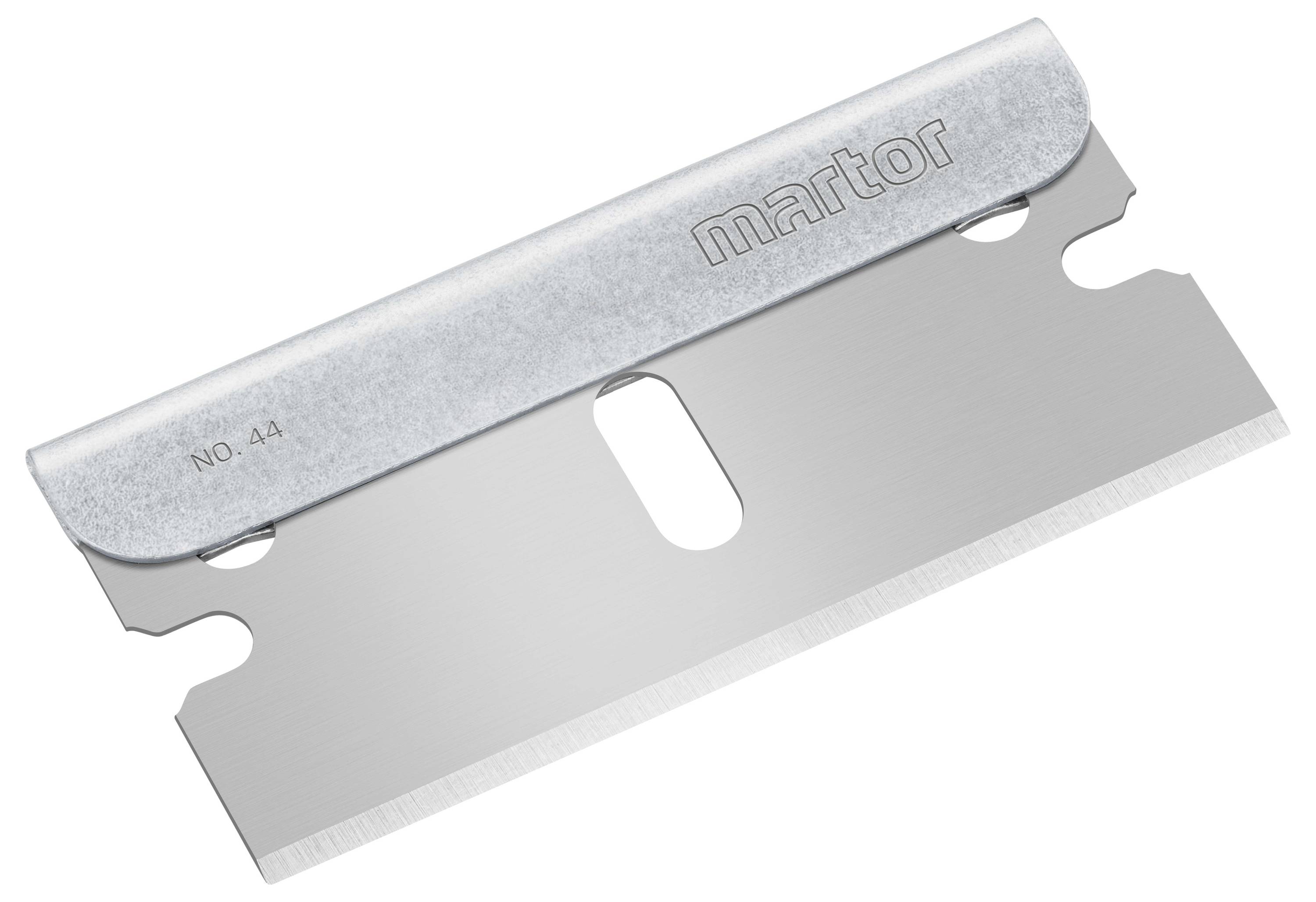 Une lame de rechange rectangulaire en argent avec deux trous métalliques. Une gravure 'martor' est visible en haut.