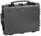 Une grande valise noire robuste avec une poignée de transport. Idéale pour protéger des appareils sensibles pendant le transport.