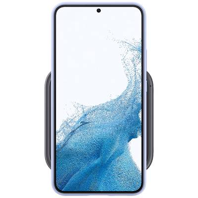 Un smartphone moderne dans un étui bleu sur un chargeur sans fil. L'écran affiche une vague bleue abstraite.