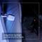 Scène nocturne avec caméra de sécurité surveillant une zone éclairée. Texte : 'Projecteur intégré et vision nocturne en couleur.'