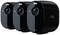 Trois caméras de surveillance noires d'Arlo, disposées côte à côte, avec un boîtier fermé et des objectifs visibles.