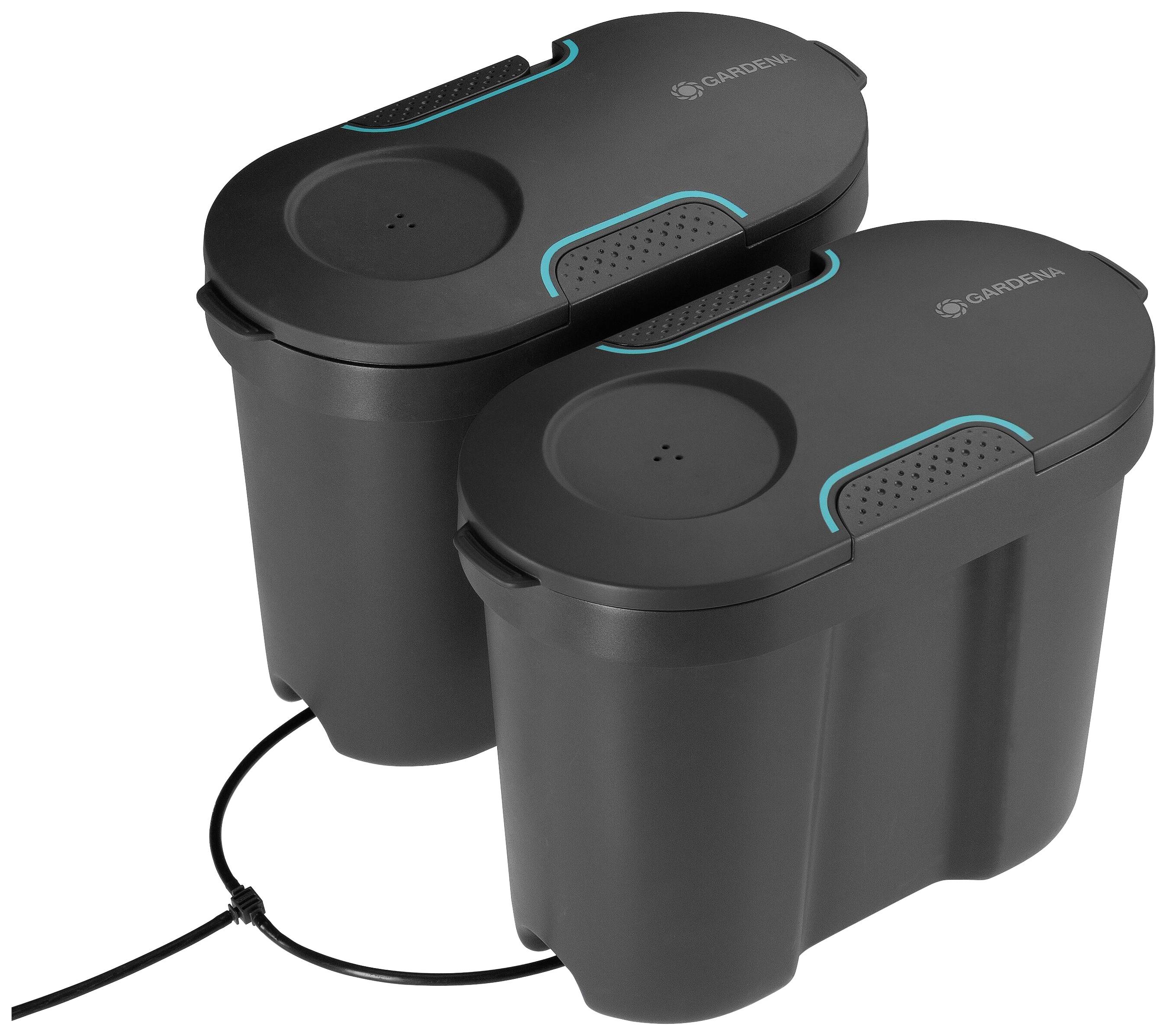 Deux réservoirs noirs pour l'irrigation, avec des détails bleus, reliés par un câble. Adaptés aux systèmes d'irrigation pour plantes.