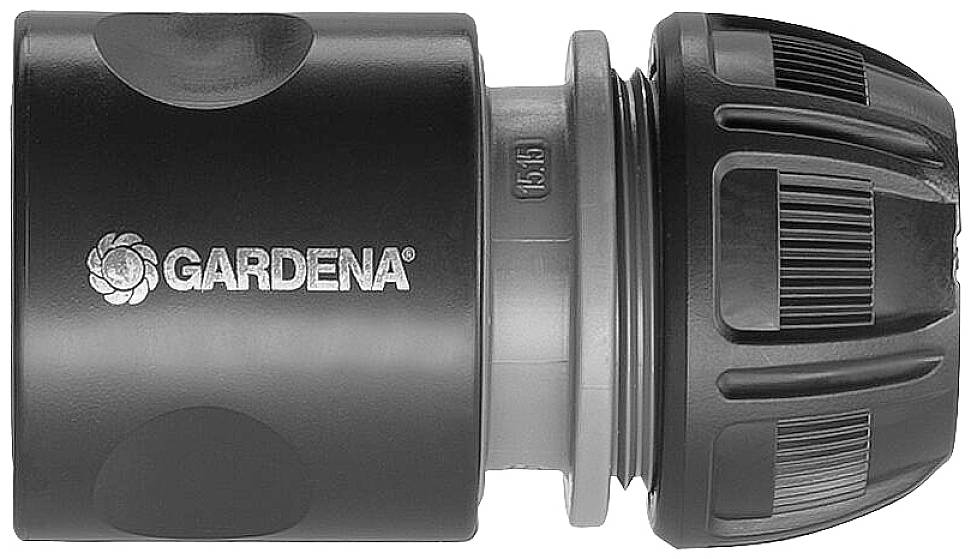 Un connecteur de tuyau d'arrosage noir de la marque Gardena, avec une surface cannelée et un logo argenté sur le côté.