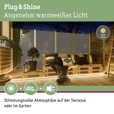 Terrasse accueillante et chaleureusement éclairée au crépuscule, avec des meubles de salon et des plantes, mise en valeur par des lumières LED blanc chaud, créant une atmosphère de jardin idyllique.