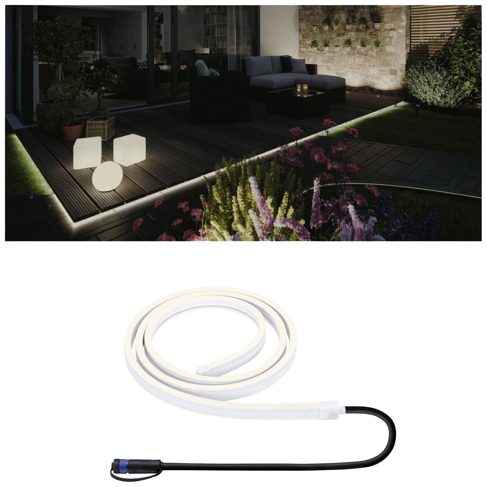 Terrasse éclairée avec des meubles modernes et des luminaires décoratifs la nuit. Gros plan sur une bande lumineuse LED avec fiche branchée.