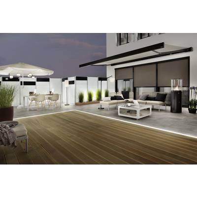 Design de terrasse sur toit moderne et élégant avec un sol en bois, des meubles blancs, des plantes et un éclairage. Un ciel illuminé en arrière-plan.